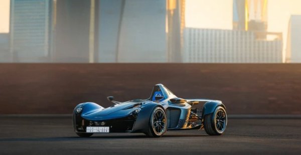 Една от малкото коли, в които Джими Кларксън наистина се влюби. BAC Mono е още една кола от британската школа за леки пистови автомобили, разрешени за движение по улиците. Но Mono беше напълно различно животно. От една страна, той има една седалка, докато повечето от другите са с две.

Над задната ос е разположен малко по-стар 2,3-литров четирицилиндров Duratec от Ford без никакви подобрения. Въпреки това BAC успя да извлече около 280 к.с. от него, което в Mono означаваше време до 100 км/ч за по-малко от три секунди.
Мощността отиваше към задните колела чрез шестстепенна  ръчна скоростна кутия. Тя се управляваше чрез лостчета за превключване, но все още имаше педал на съединителя, който постепенно ставаше излишен при бързите скорости. 

Интериорът също беше известен с тапицерия от хидрофобен материал. Mono все още се произвежда до ден днешен и е един от най-невероятните примери за бутикова пистова кола и доказателство, че доброто старо инженерство просто не може да бъде победено.
